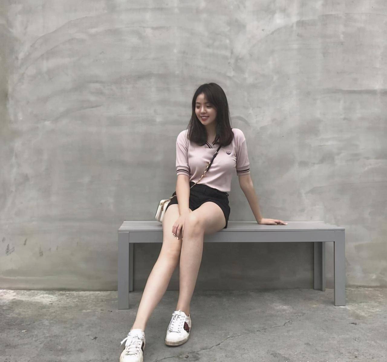 华谊千金王文也cos美人鱼,紧身鱼尾裙秀身材,头戴皇冠气质好_黑色