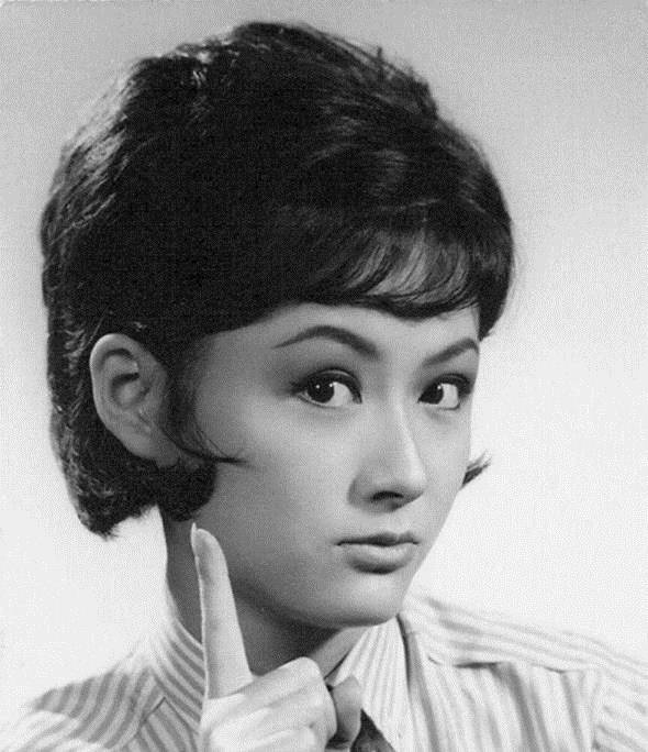 丽质的潘迎紫就考入邵氏南国实验剧团二期培训班,毕业后成为一名演员