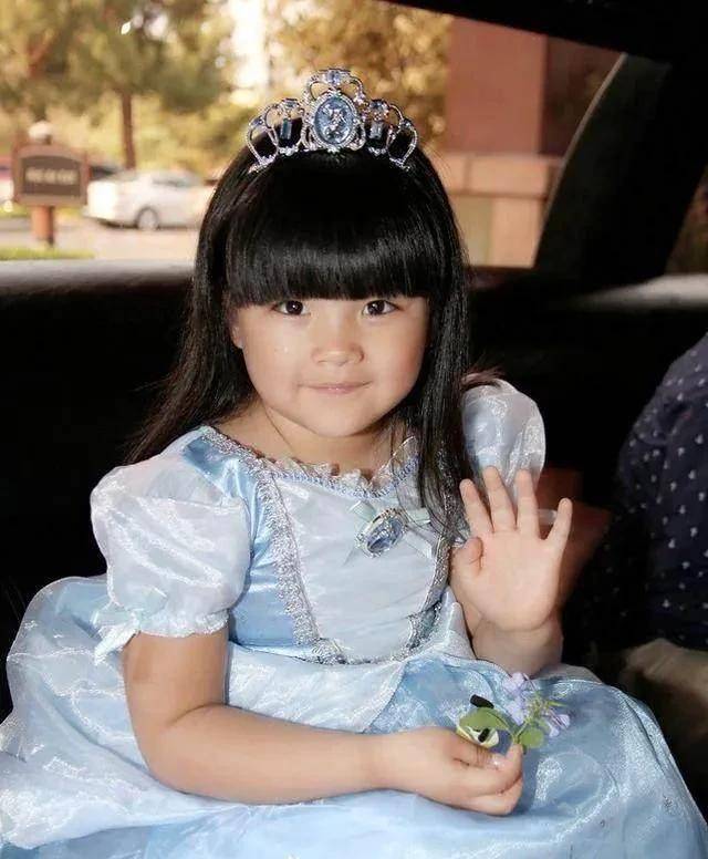 13岁王诗龄高调炫富,晒千万豪车,平时一身衣服都要20多万_搜狐汽车