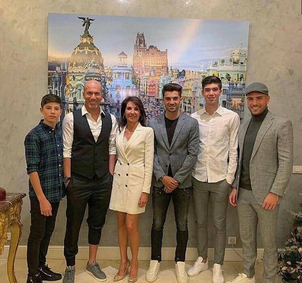 齐达内晒一家六口新年聚餐照,网友:科比还不打个电话取取经!