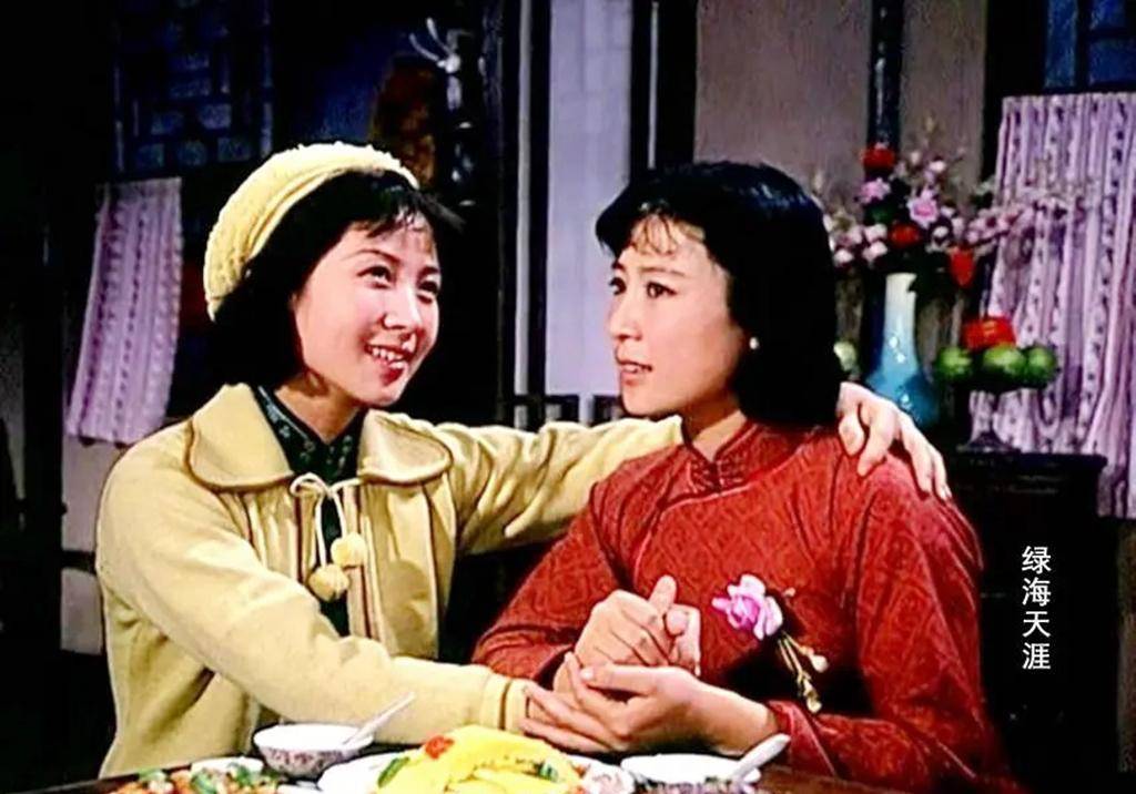 上影演员吴海燕最新现身,与梁波罗张晓林同框,68岁依然优雅大方_活动