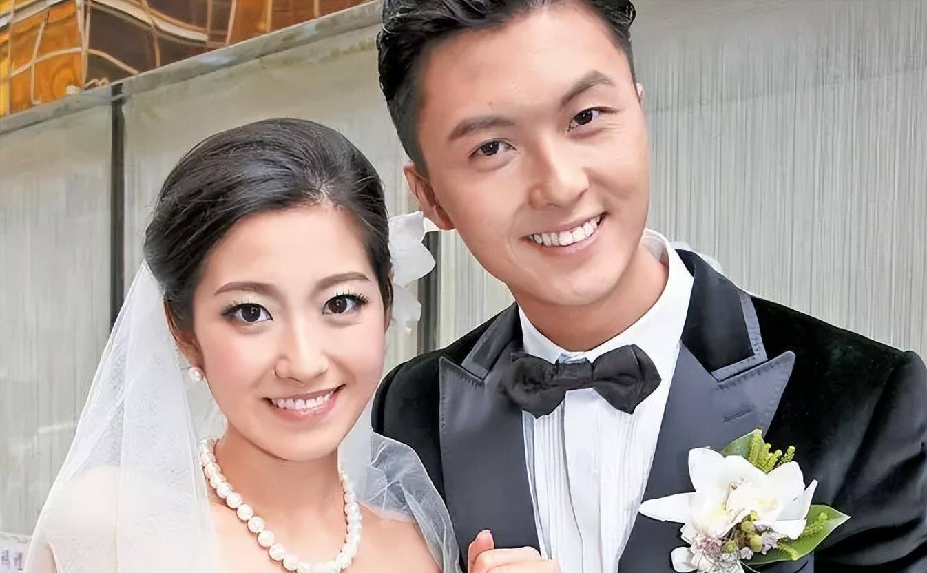 其实王浩信与陈自瑶近几年一直都传出婚变,彼此关系也是扑朔迷离!