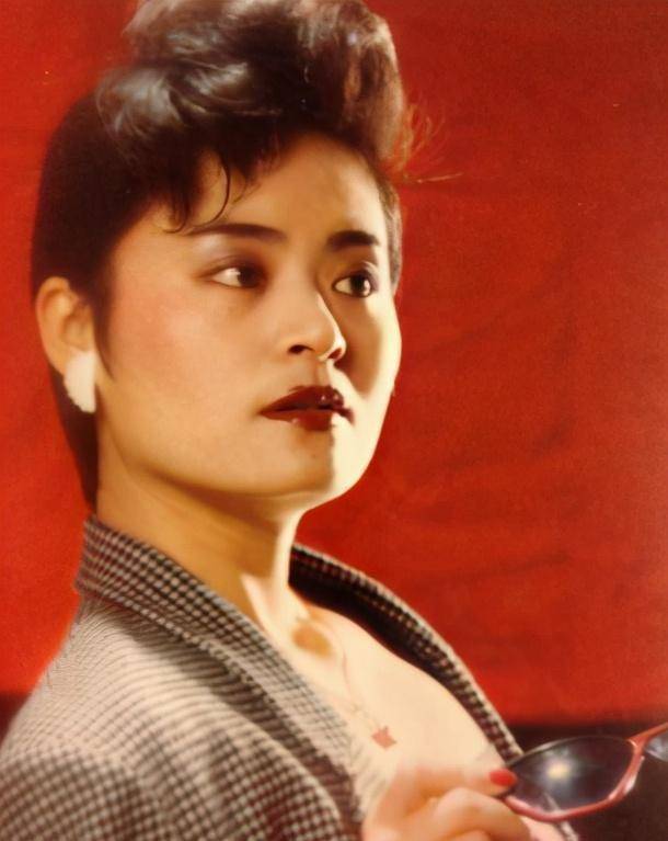 她出版的《爱情ok胶》的录音带曾卖过80万多盒,可见人气之高.