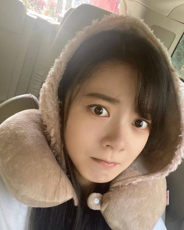 赵今麦晒原相机素颜照,怼脸自拍眼神灵动,18岁状态超能打_look_时尚