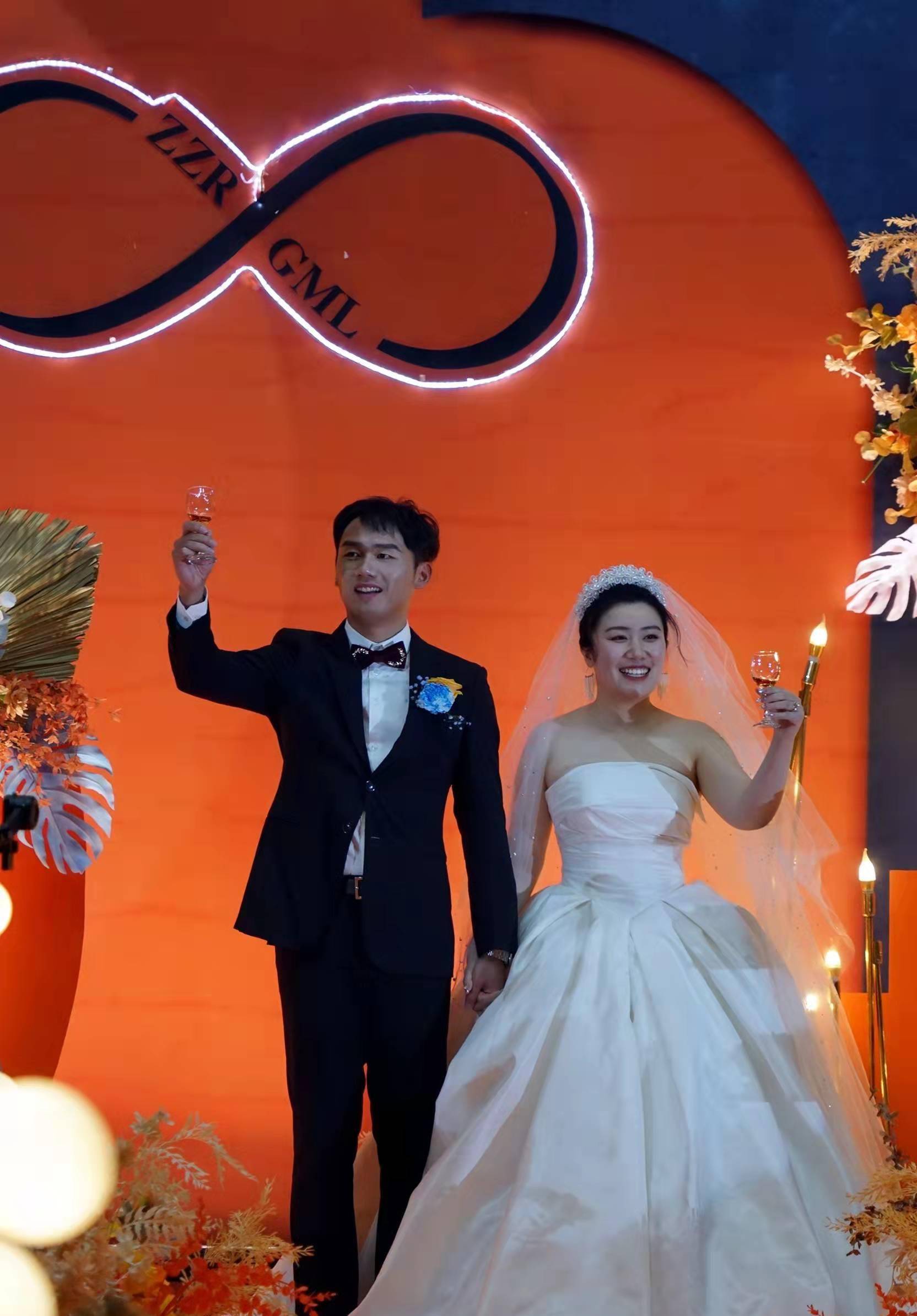 在今晚的婚礼上,包括徐根宝,范志毅,成耀东,吕文君,蔡慧康,汪佳捷等