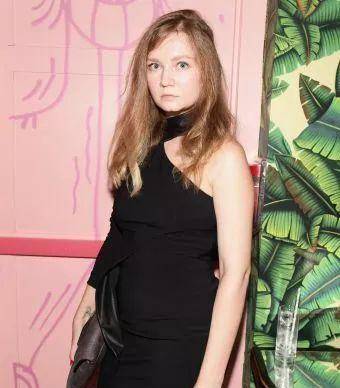 她冒充德国名媛,伪装富人,这位杂志实习生忽悠了整个纽约上流圈_anna