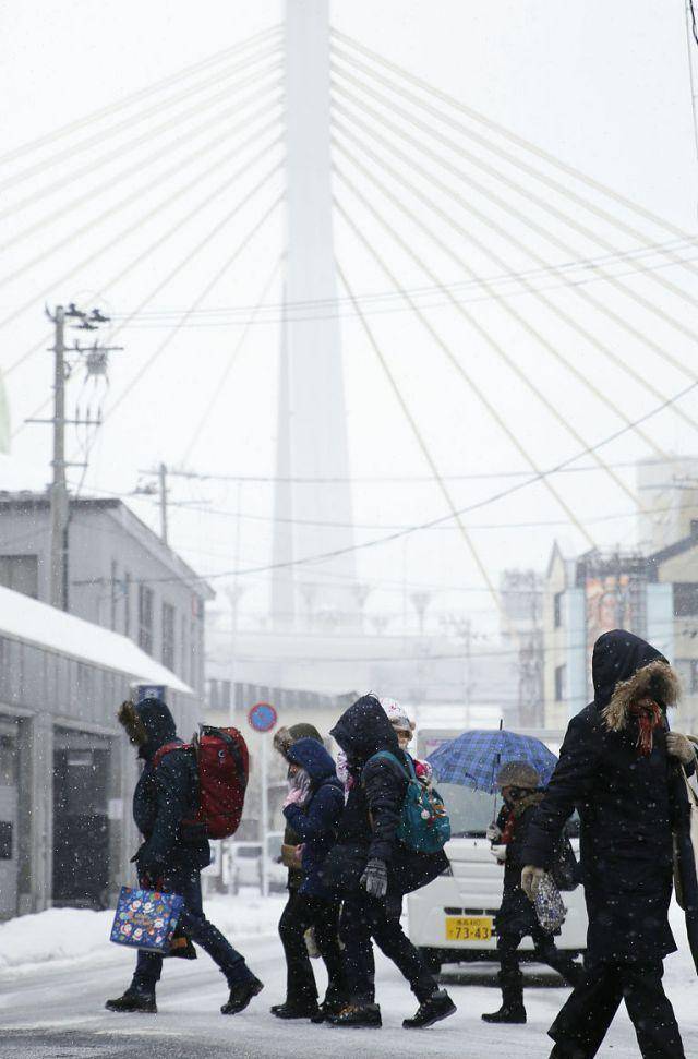 寒流侵袭多地降暴雪，日本人出门全副武装，网友：说的不怕冷呢?？