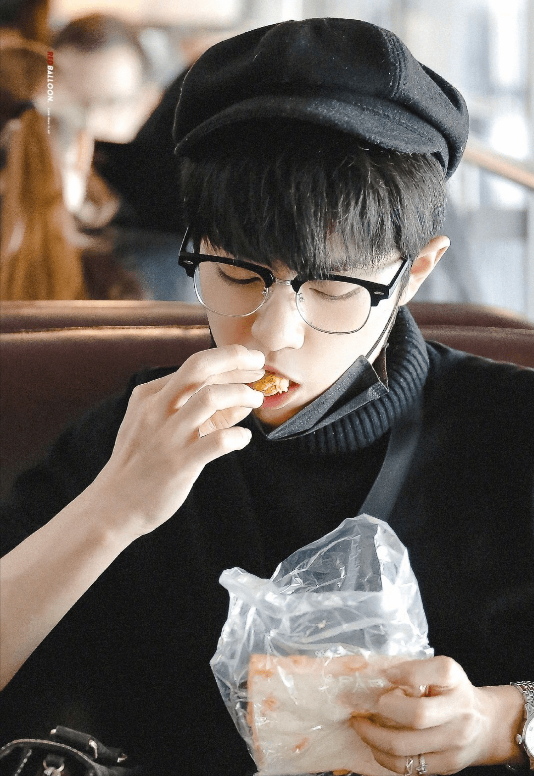 肖战分享小面包照片 粉丝催工作室赶紧还债 太搞笑了_样子_视频_绿洲