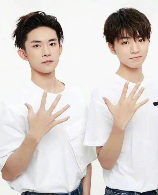 王俊凯,易烊千玺和刘耀文,两个娱乐圈顶流,一个时代少年团新秀_营业