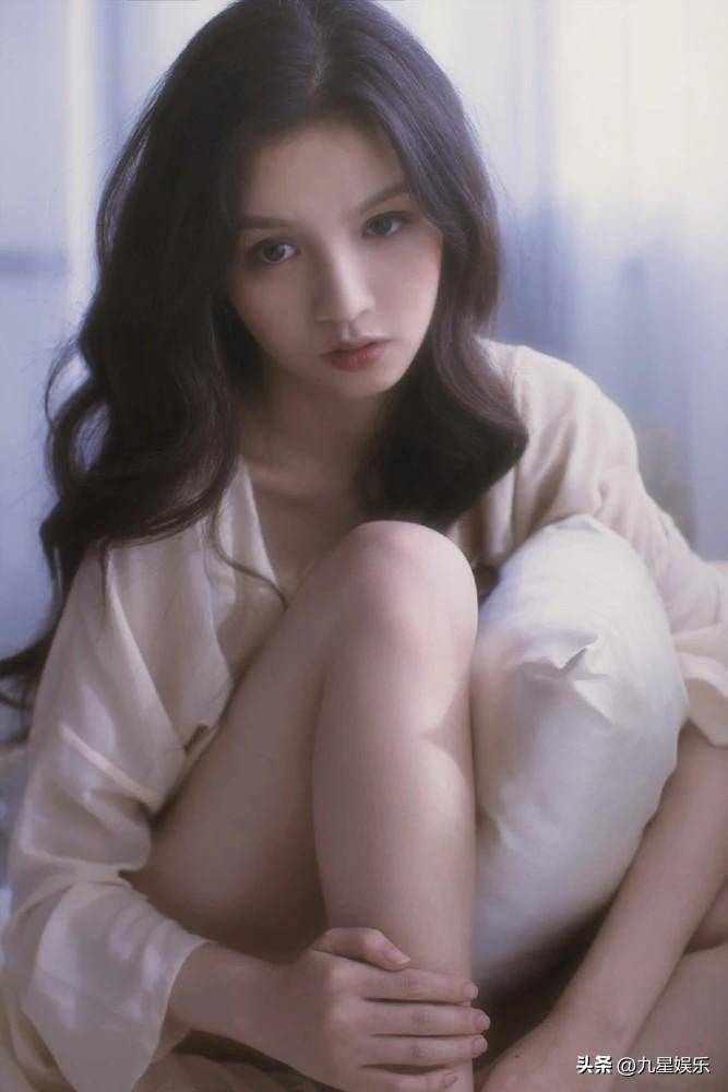 春夏,1992年12月出生于云南省昆明市,原名李俊杰.