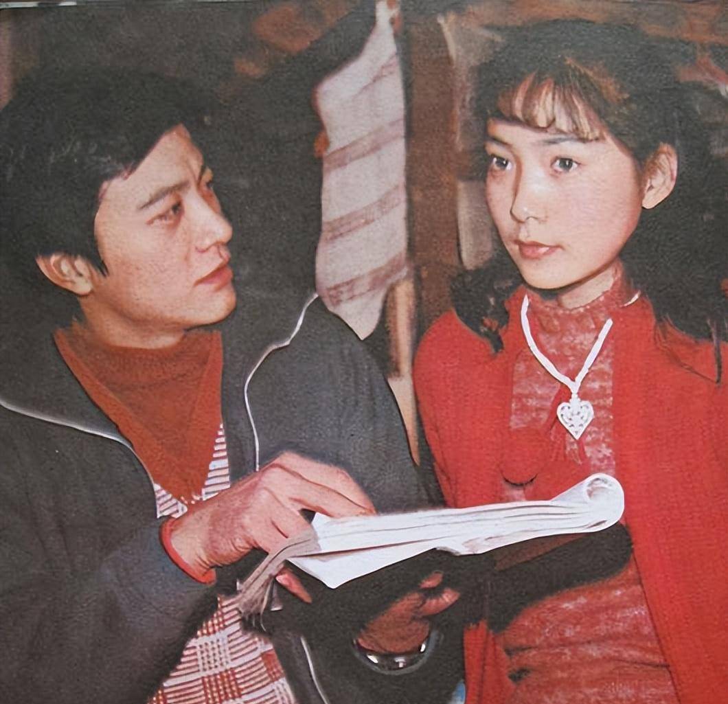 著名演员周里京:妻子遇害成一生之痛,二婚娶小10岁粉丝找回幸福_傅