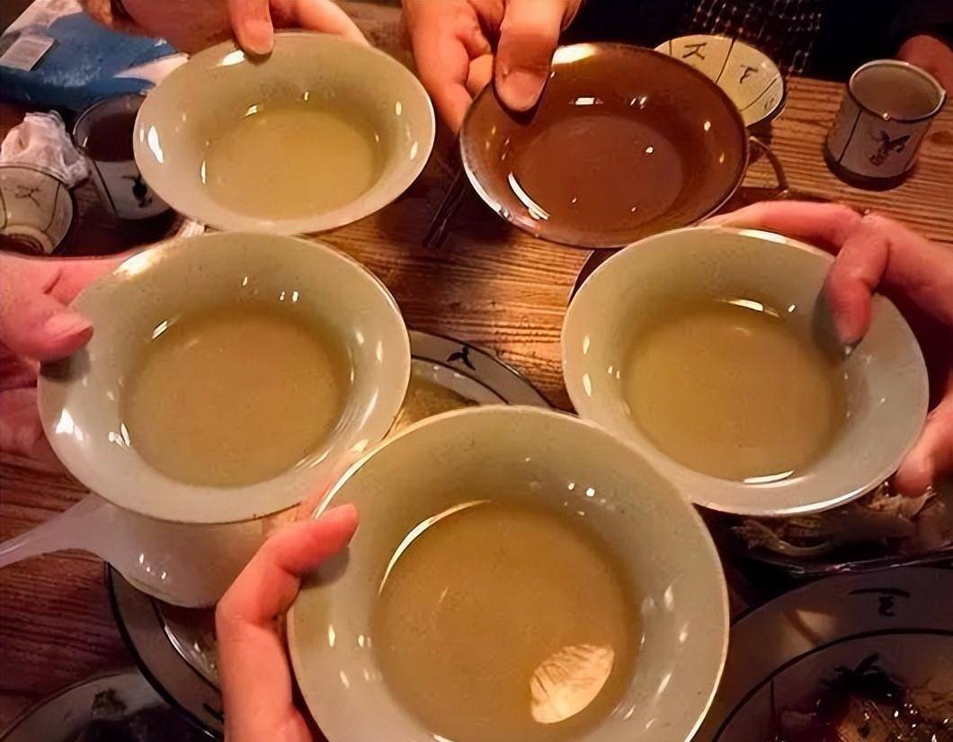 北方朋友性格豪爽,喜欢大碗喝酒,大口吃肉,不仅酒量大,喝酒的速度也快