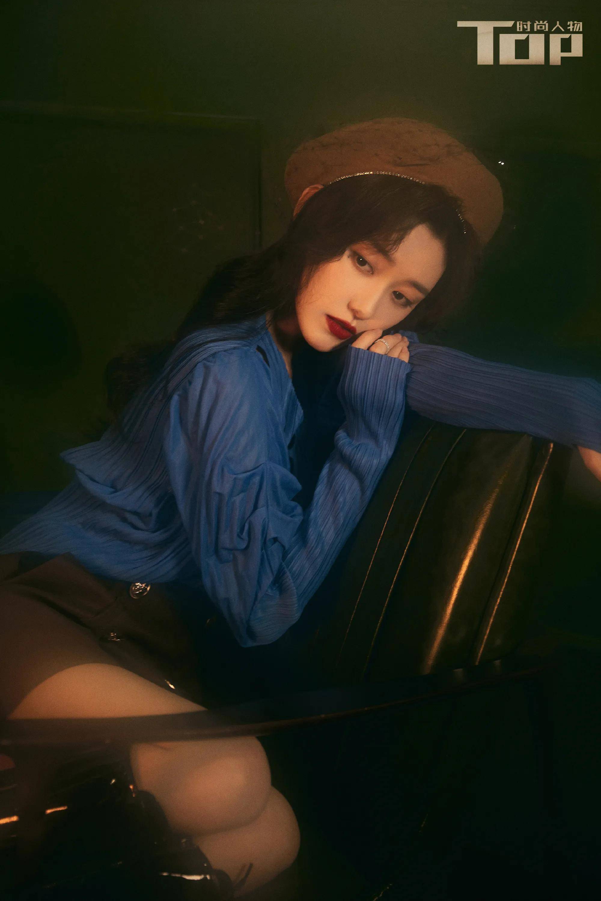 蒋依依港风芳华大片,穿鎏金吊带高开叉裙秀美腿 性感撩人 风情妩媚