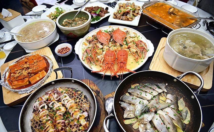 快过年了吃顿好的,10人海鲜大餐不到2000,龙虾螃蟹鲍鱼全都有_带着