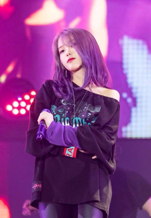 iu紫发的样子又飒又温柔,真是一个小仙女!