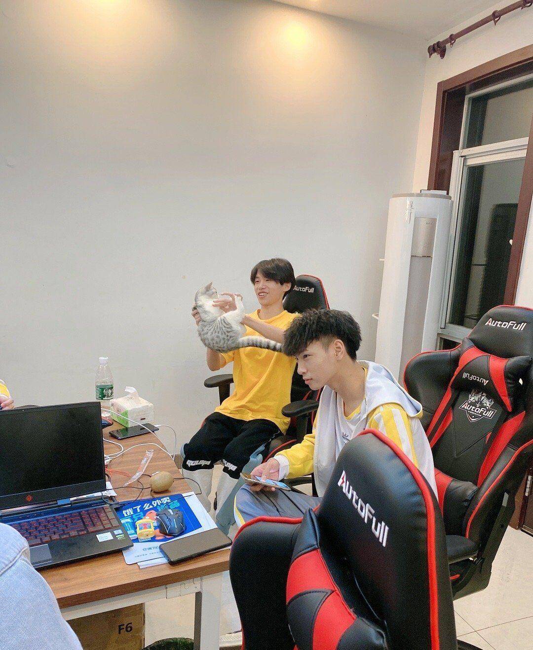 小伙伴们,你们对于ag超玩会蓝柚租借至bfg电竞俱乐部,并将代表bfg电竞