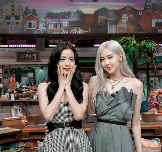 blackpink智秀凌晨直播,朴彩英助阵,"酥肉"发糖比心姐妹情深_镜头