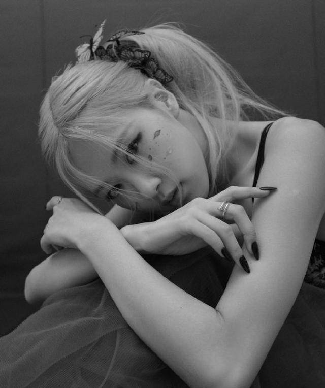 blackpink朴彩英式晒照,怼脸自拍脸颊比耶可爱,黑白泪滴妆绝美_hank