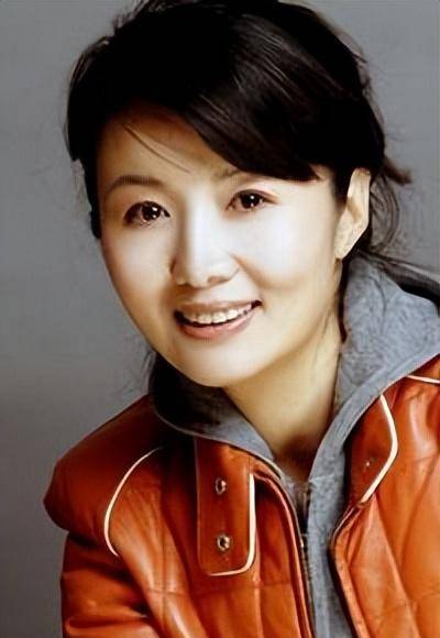 郑卫莉与赵军分手后,带着儿子嫁给大13岁的杜志国,如今她幸福吗_父亲