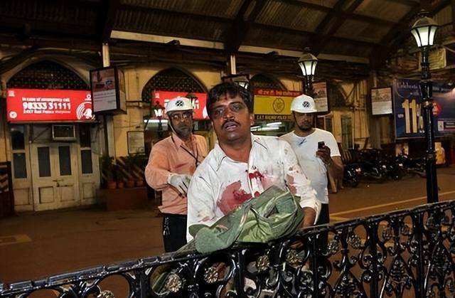 "印度911":10名暴徒血洗孟买3天,8名警察牺牲,195名人质被杀_进行