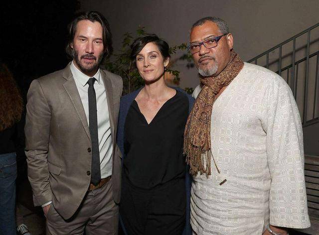 如同片中的尼欧和崔妮蒂在咖啡厅中相遇,当他们牵起对方的手时从手心