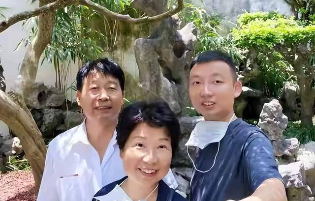 熊磊晒近照定位九江万达房产,与田静处境再遭对比_许妈