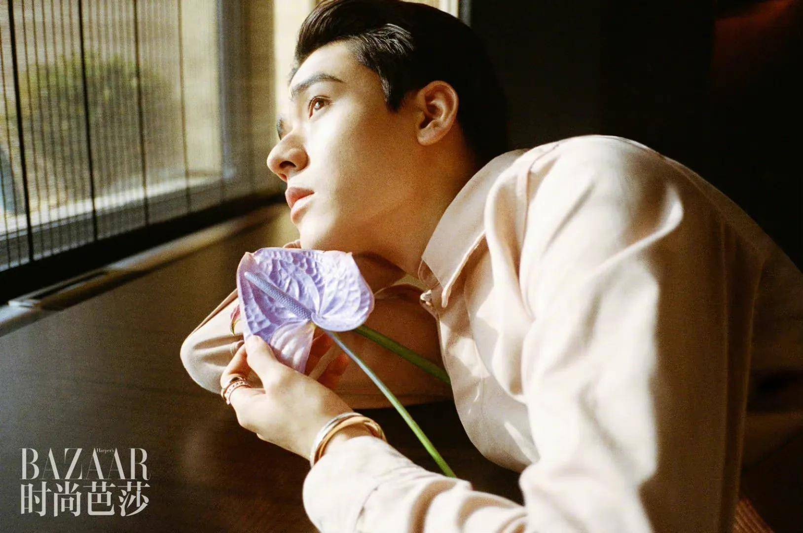 龚俊登《时尚芭莎》二月刊,兔年游园梳背头抱小兔子帅气又温柔!