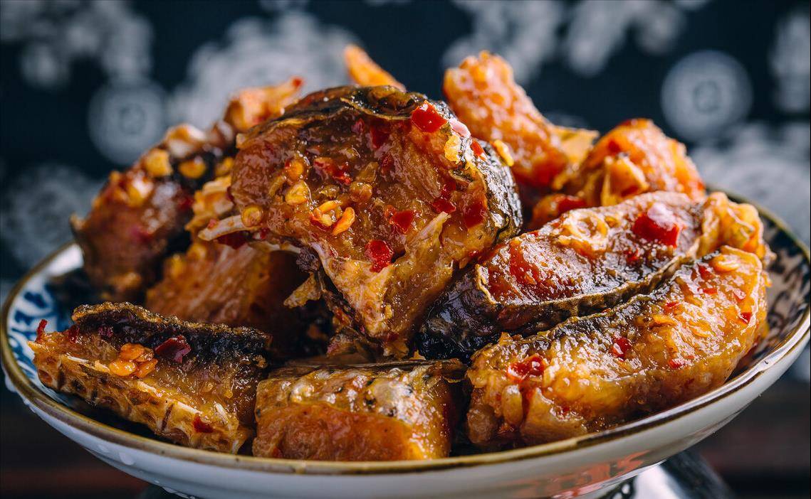 鱼的意义比每年都多.年夜饭讲究"组织",没有整顿饭.