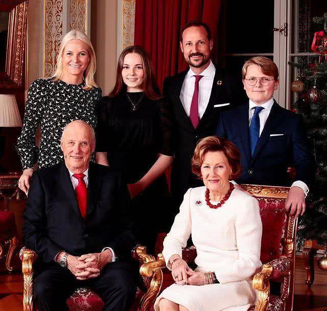 挪威王室圣诞全家福,15岁公主美出新高度,金发王妃这一年太艰辛_梅特