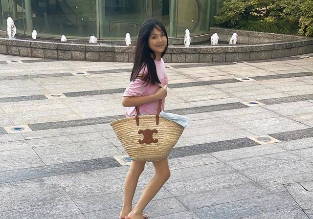 李湘晒12岁王诗龄近照,挎千元名牌包超显气质,大长腿成全场焦点