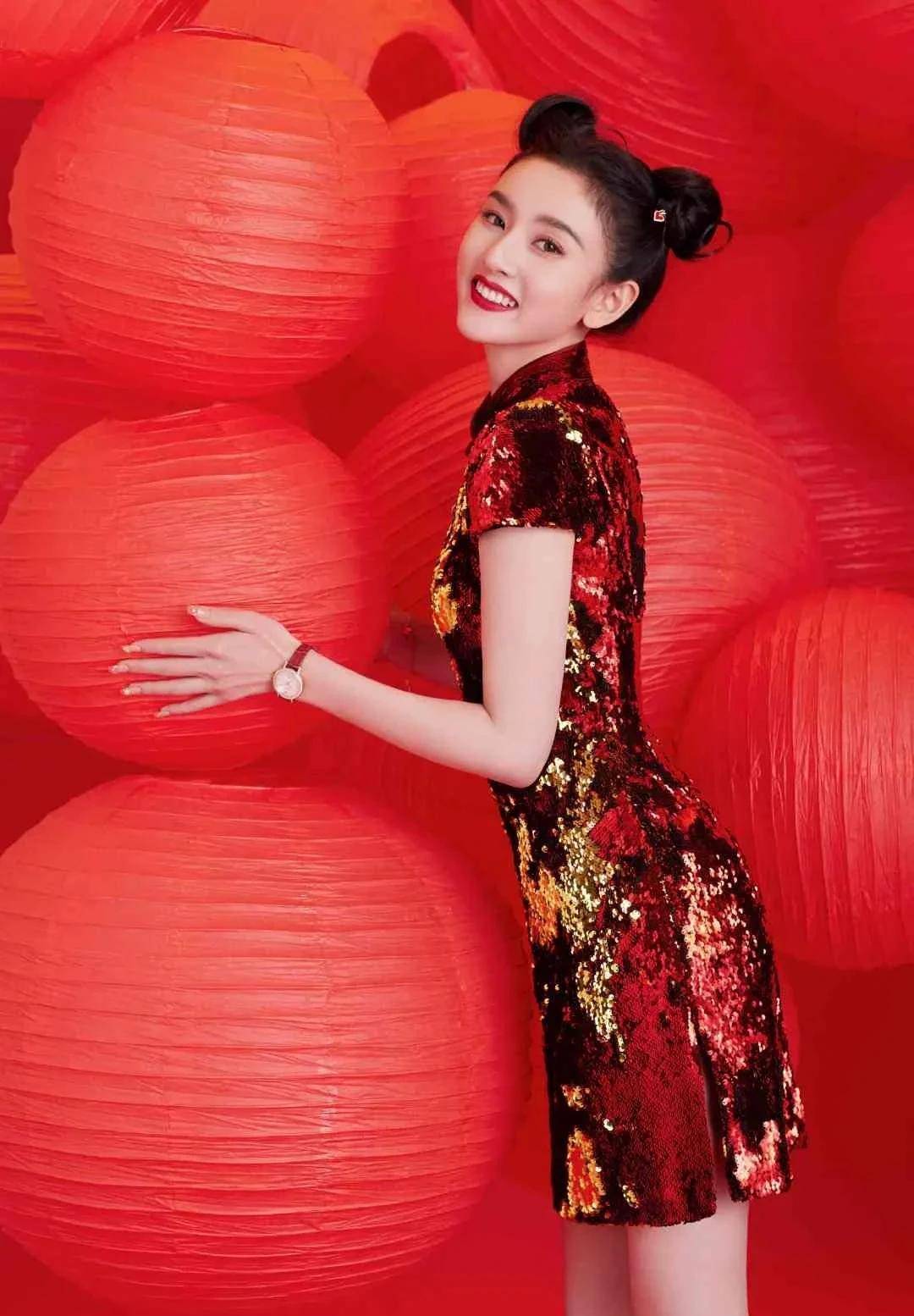 2023央视春晚众星造型,赵丽颖一袭红衣春晚开场,高马尾元气满满_红色