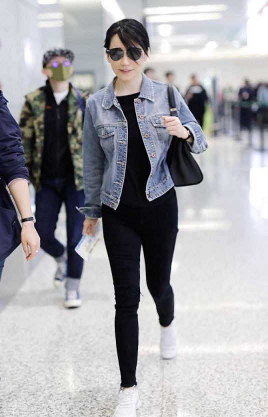 俞飞鸿穿牛仔褂造型青春减龄,美腿纤细脚步轻盈温柔而不失气场_气质