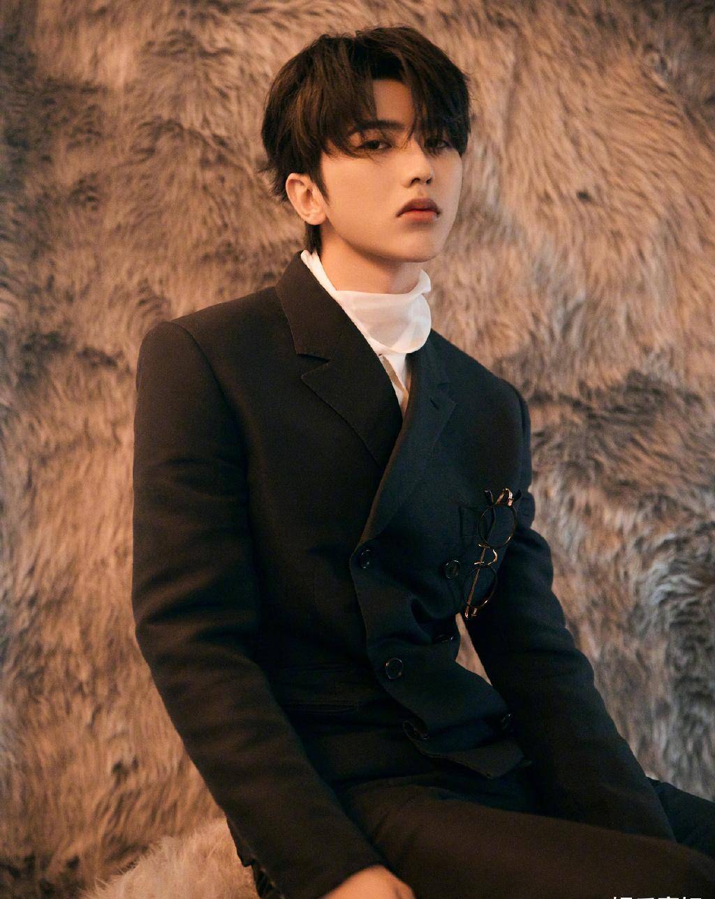 蔡徐坤出席elle风尚大典,双排扣西装搭白色丝巾,东方少年的俊逸_valli