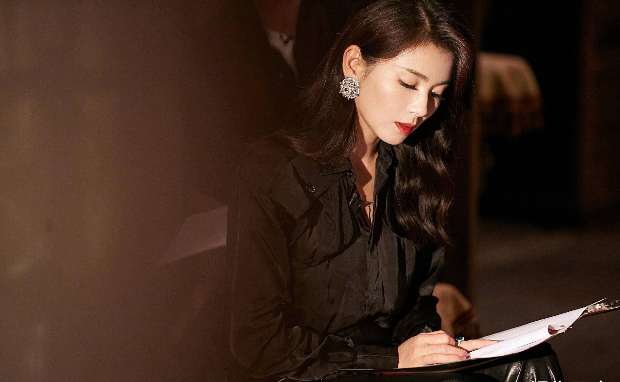 52岁王菲近照曝光,一头利落的短发,打扮休闲,风采依旧不减当年!