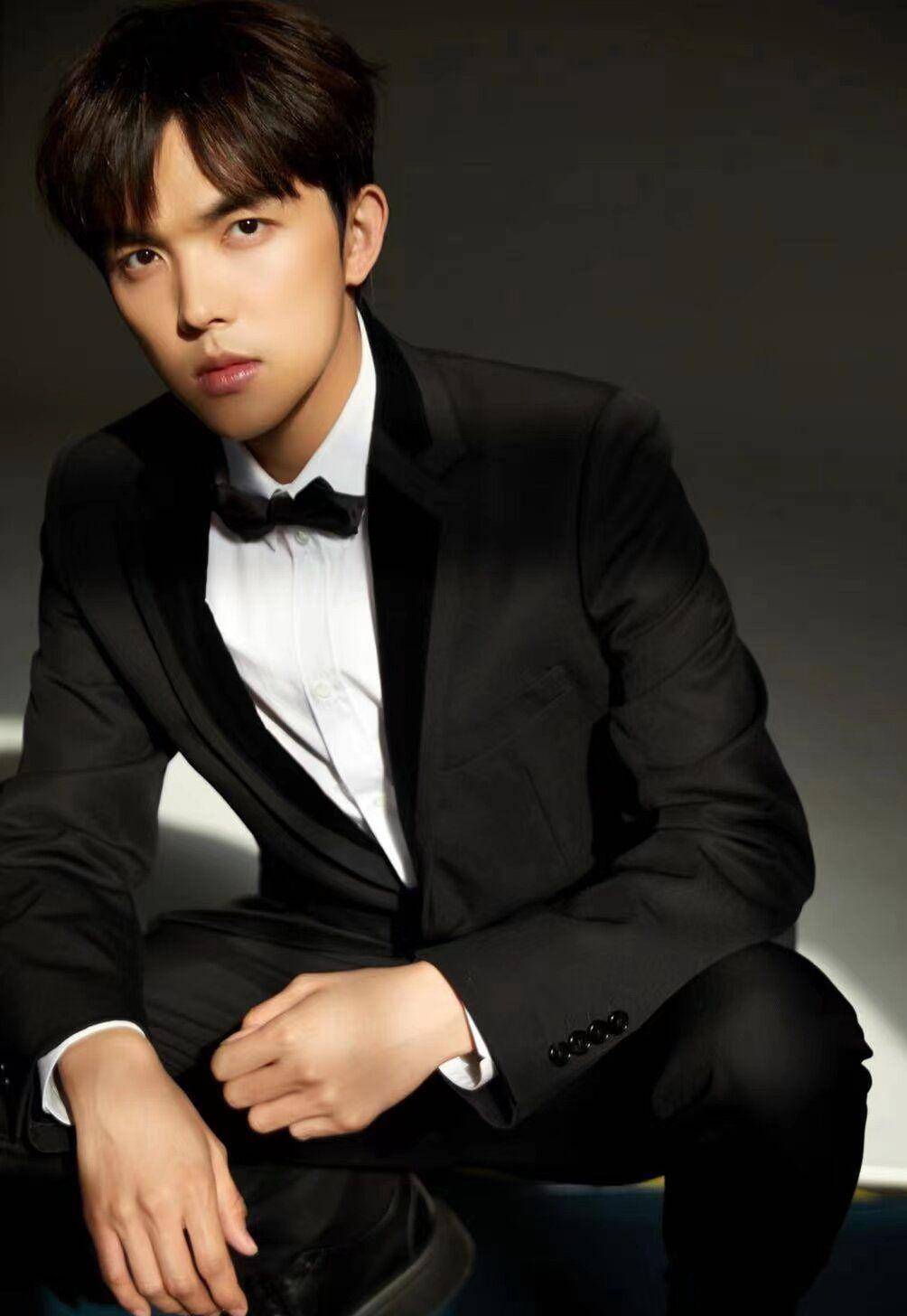 该爆料者称,李柄熹的妈妈和他一个部门,业务是卖保