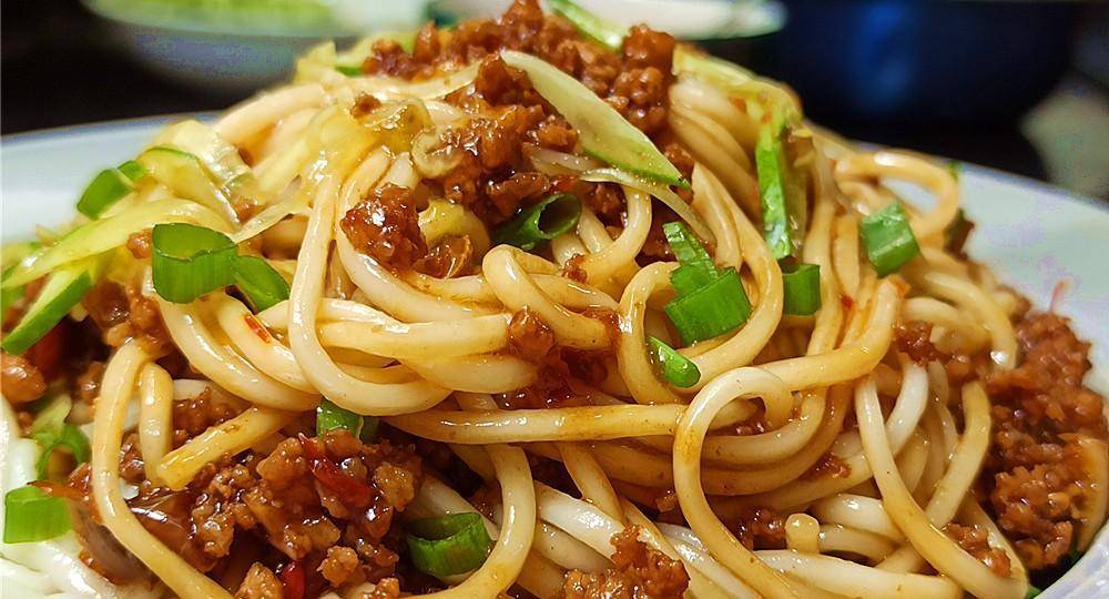 肉酱面是最常见最普通的做法,但也是最接地气的做法,往往用料简单.