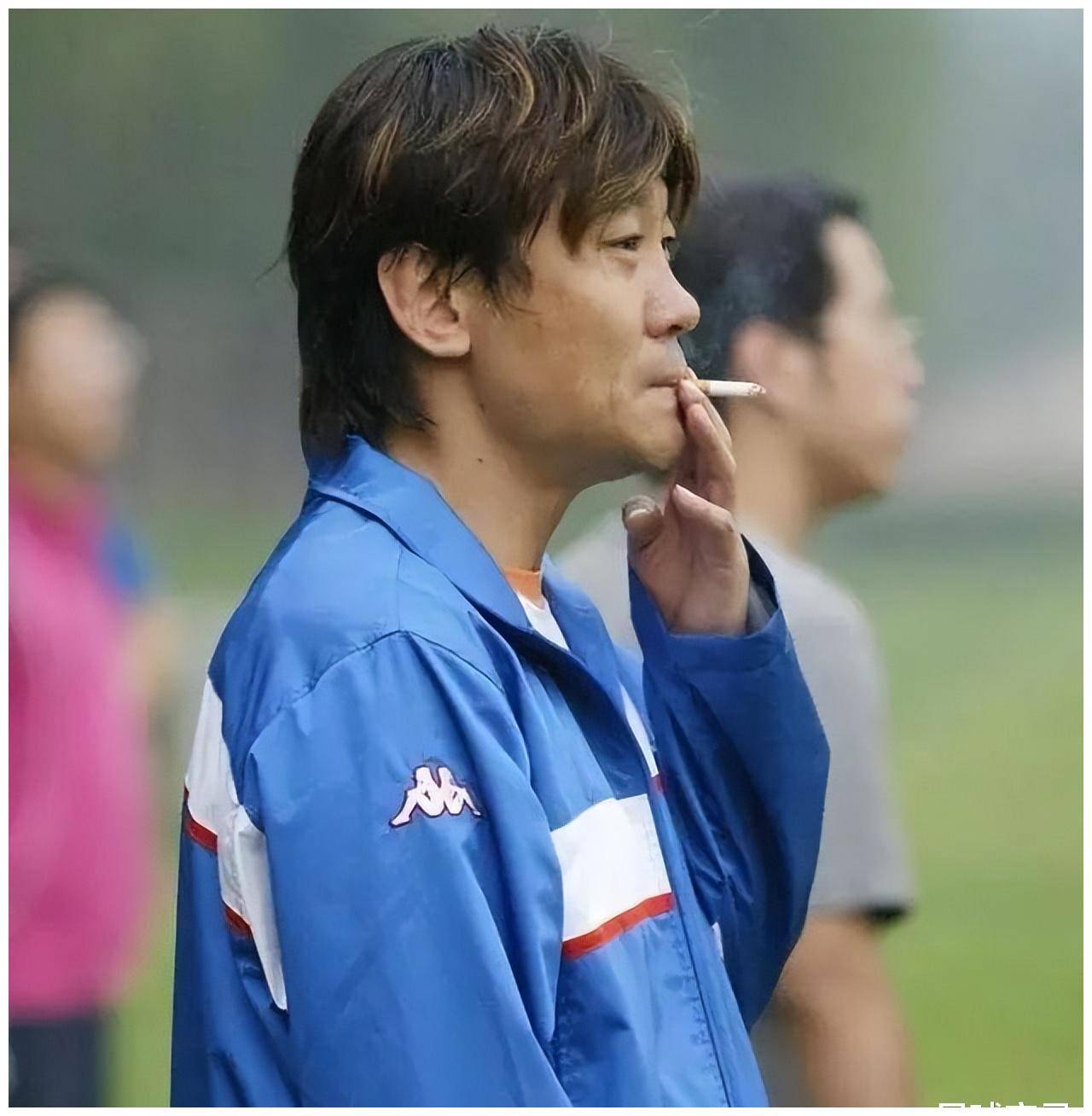 抽烟的足球明星图片