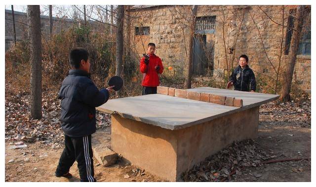 主要是对方能否连接乒乓球. 经常看到四五个孩子围着水泥
