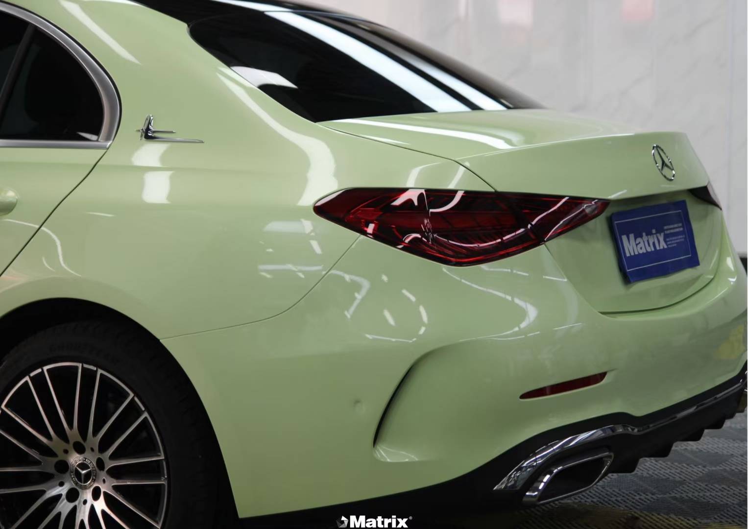 奔驰c级矩阵改色膜卡其灰绿,灰色与绿色的大胆碰撞_搜狐汽车_搜狐网