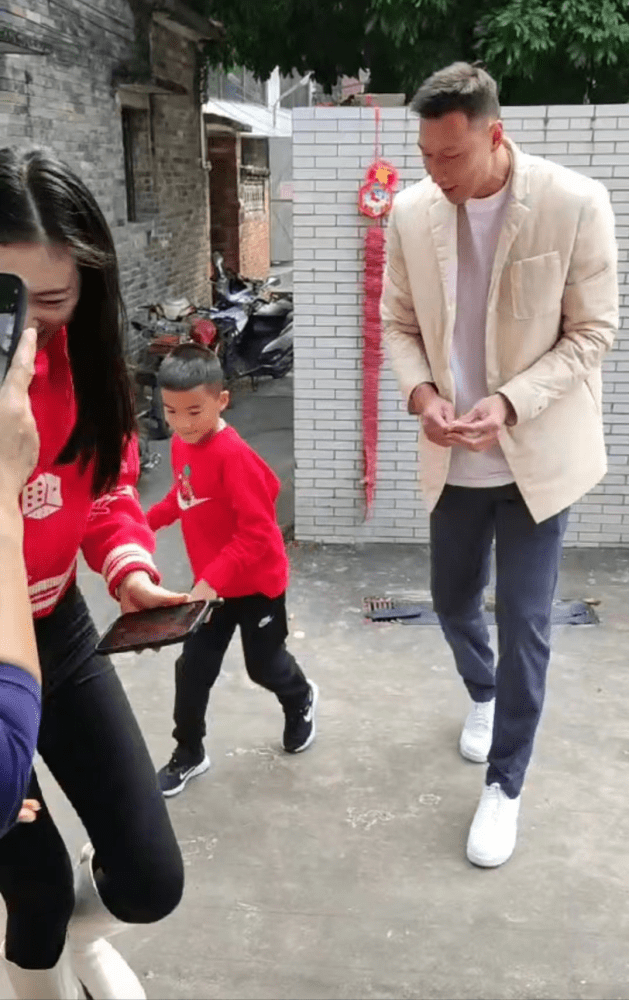 易建联携全家老少回江门过年,一家团圆其乐融融,妻子身材很曼妙_球员