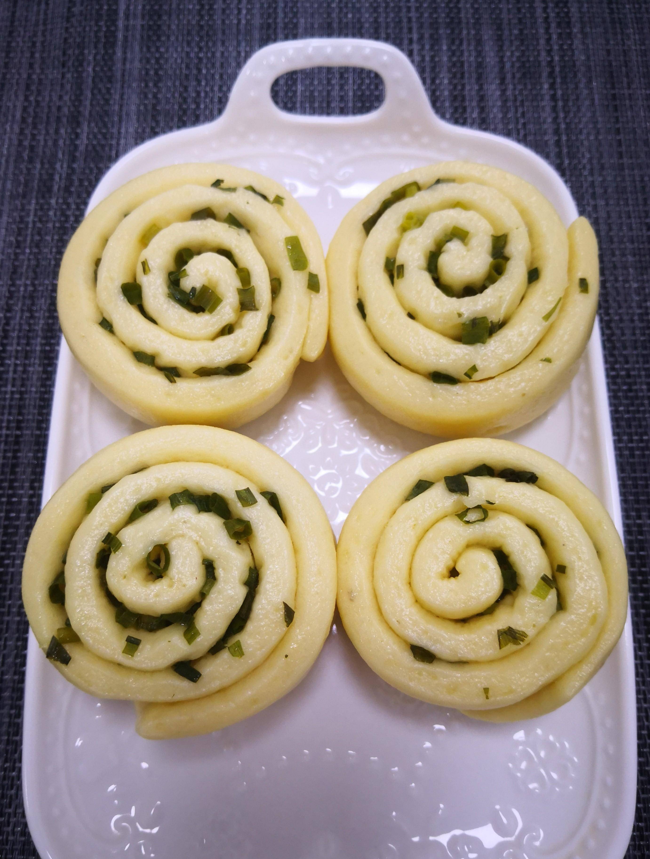 3擀成薄片后建议刷薄油因为薄油比刷油酥省油油少清爽降脂