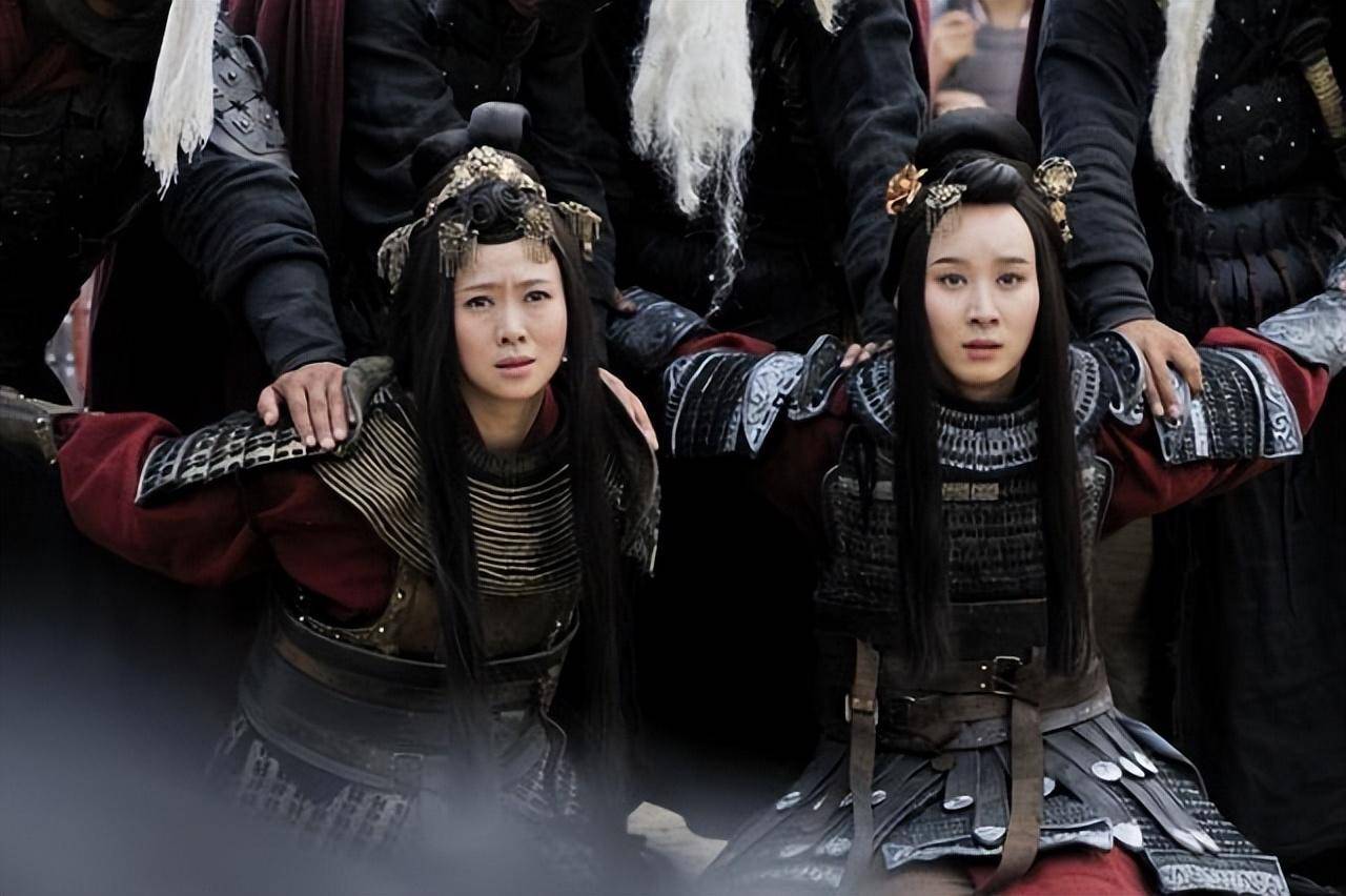 在练兵中,这两个妃子故意不听孙武的调遣,还嬉戏打闹,这导致所有的