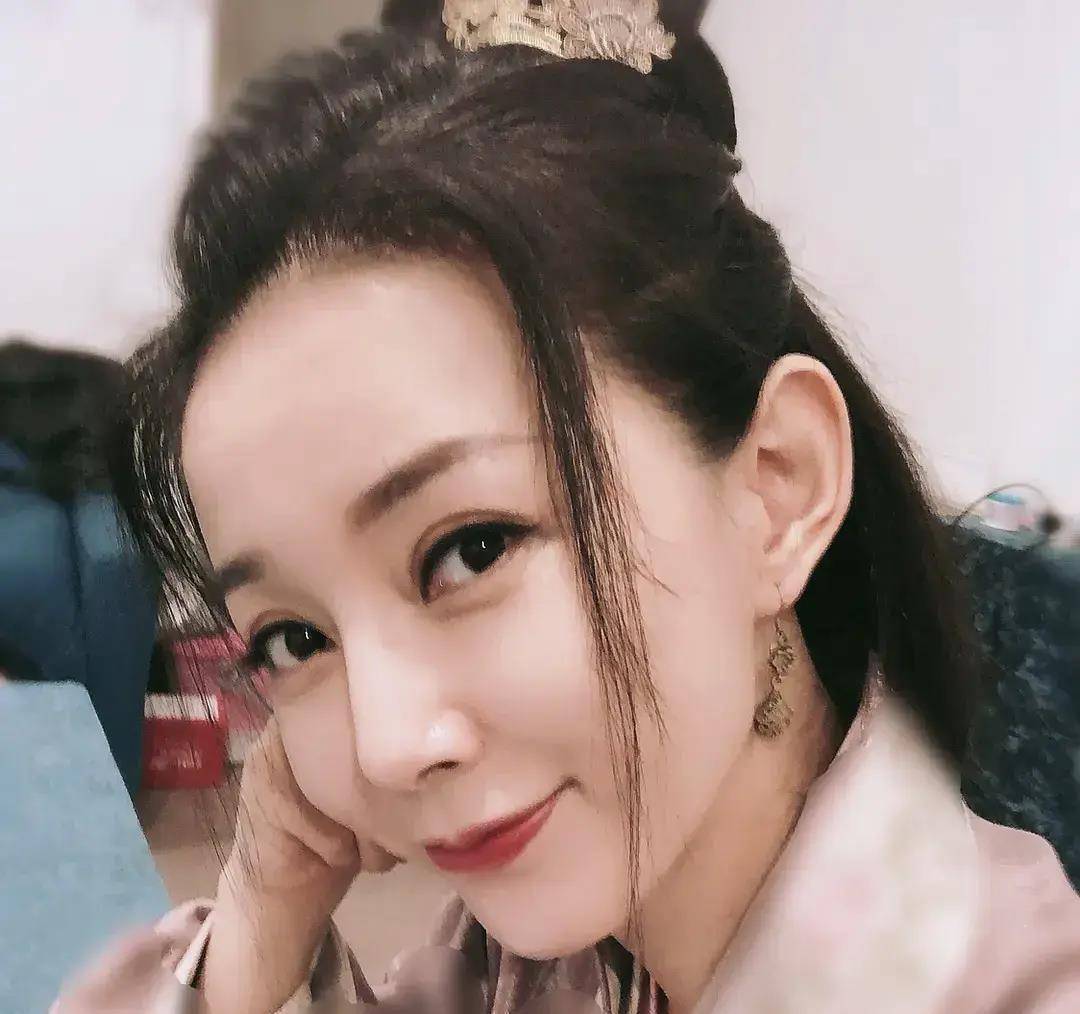 刘敏:曾是卫视一姐,上过两次春晚,无奈当演员却不火,44岁风韵犹存仍