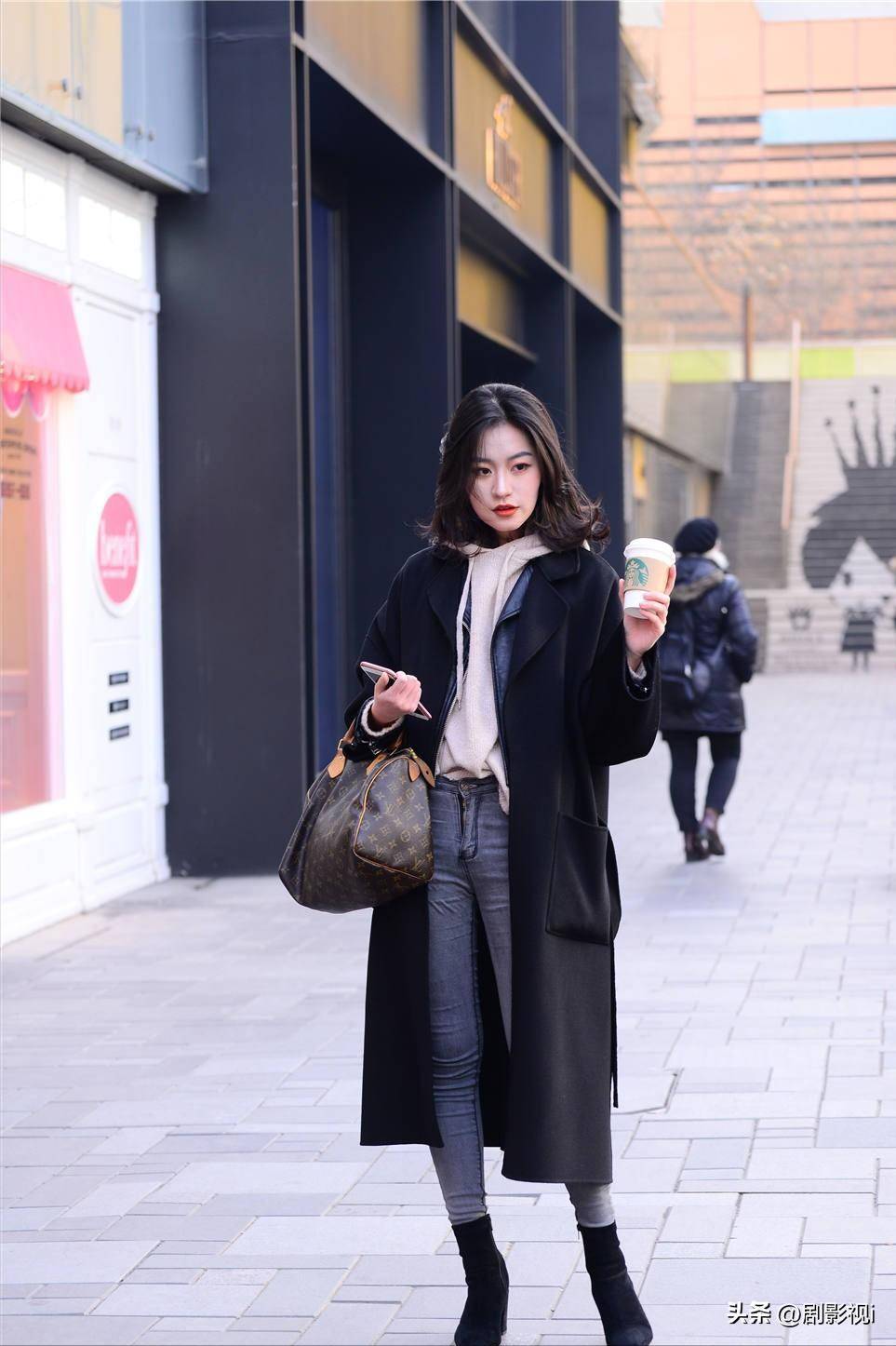 美女穿黑色粗跟短靴,5厘米高,麂皮风格,温暖的效果_身材_女孩_生活会