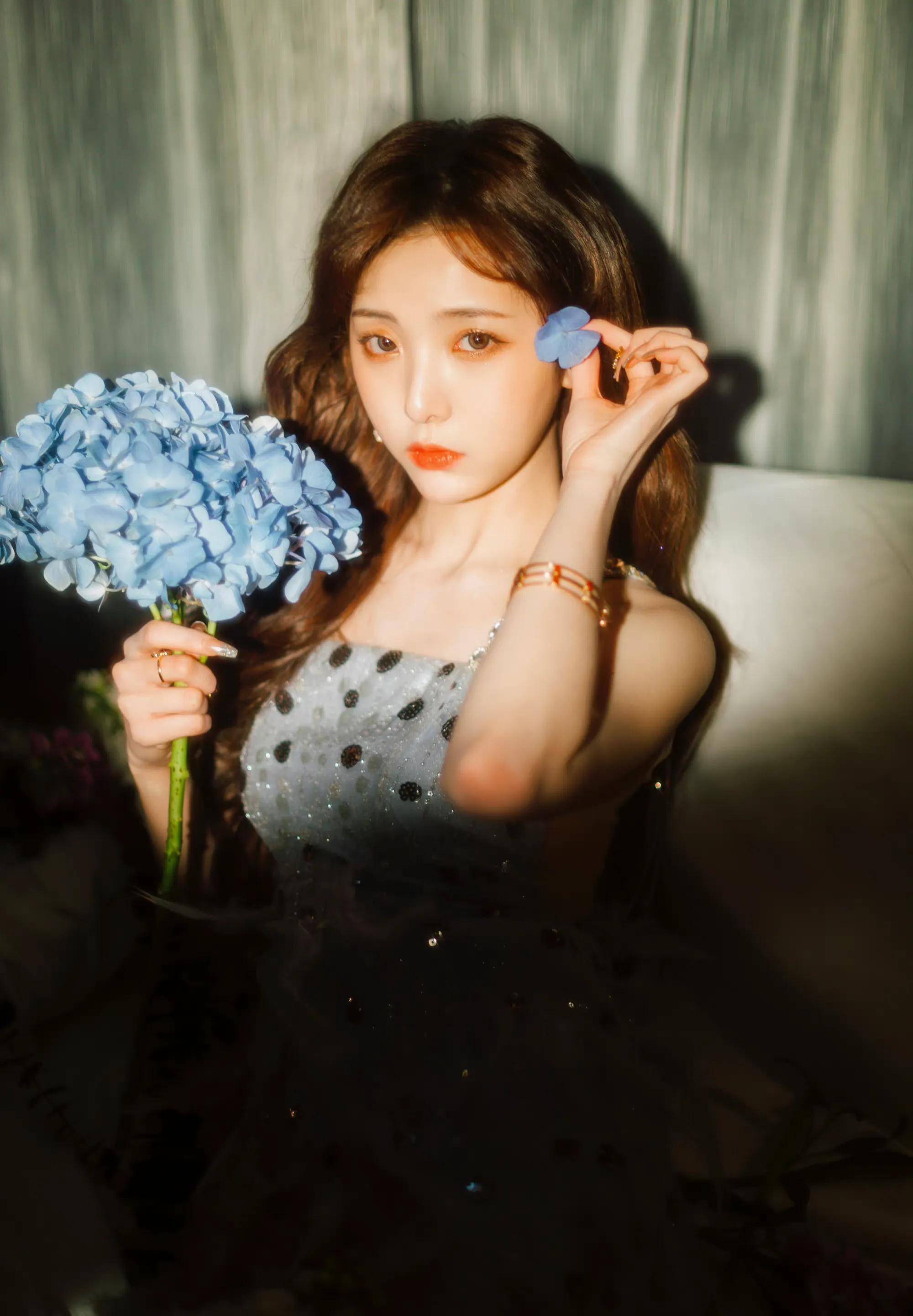 郑乃馨穿高开叉亮片羽毛裙置身花丛中美若仙子 清新唯美 纯欲风拉满