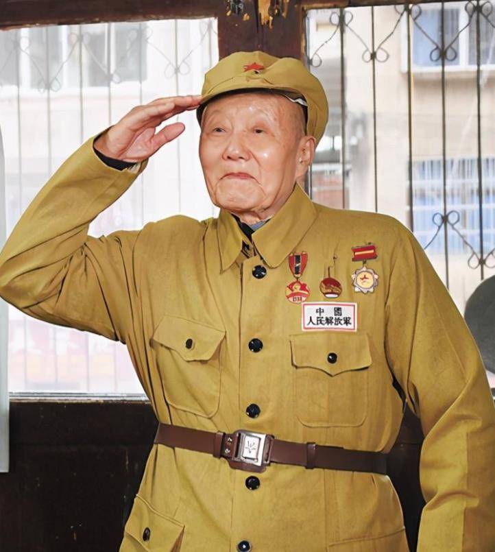 人民功臣张富清:隐藏功名60余年,他的经历为何让人敬佩无比?