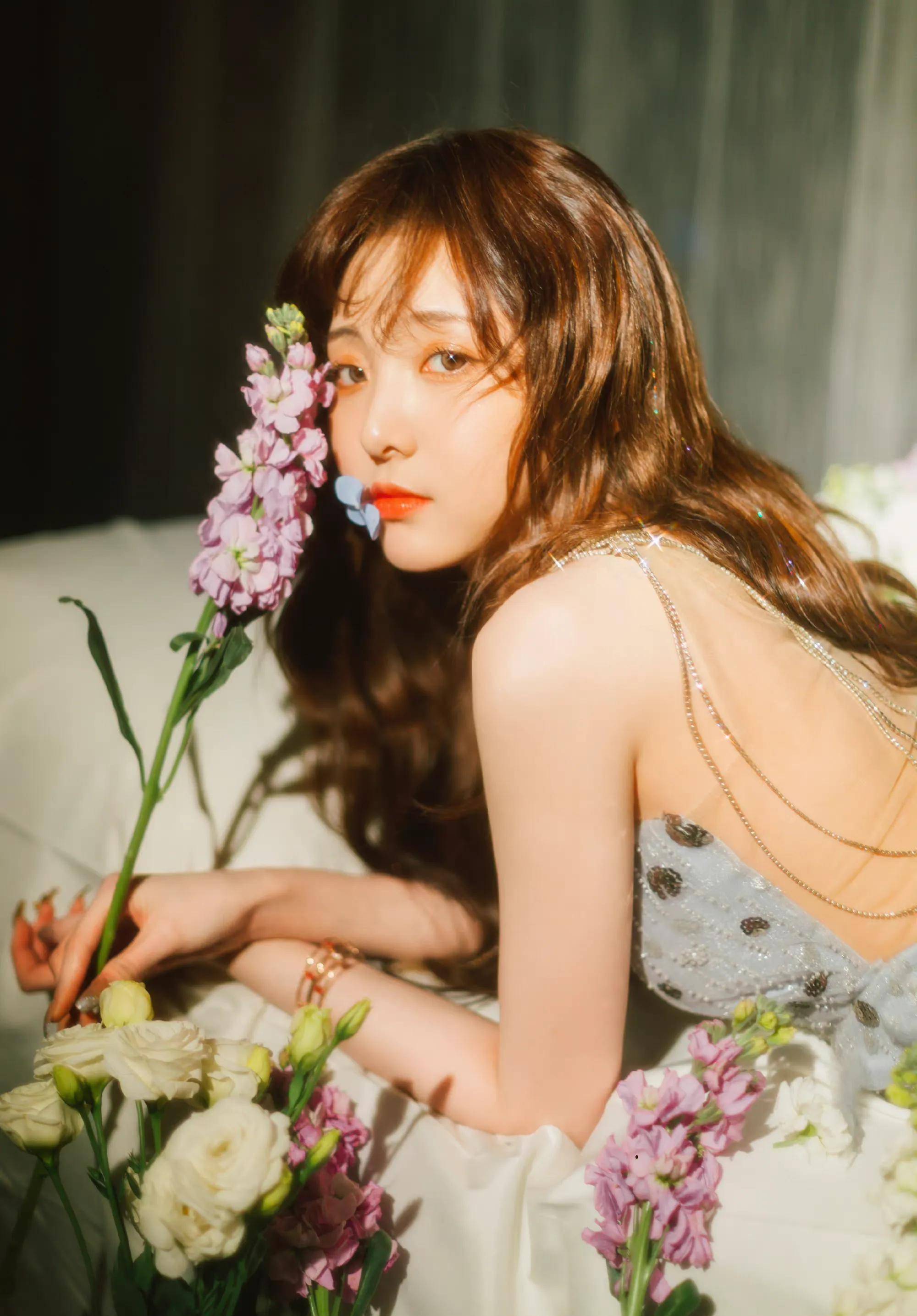 郑乃馨穿高开叉亮片羽毛裙置身花丛中美若仙子 清新