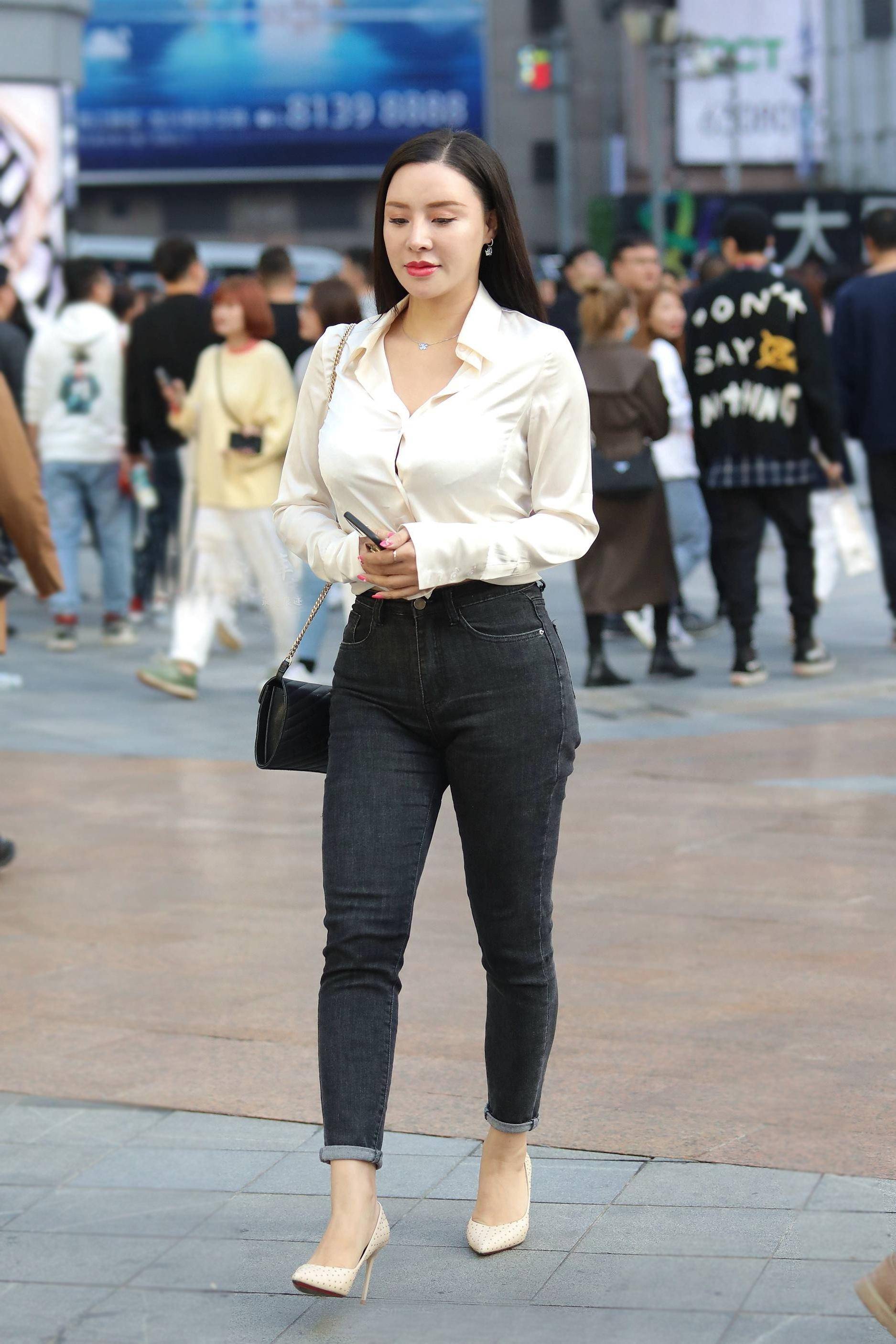 干练型女生的搭配,衬衫搭配牛仔裤,展现出挺拔的身姿,干练的美_身材