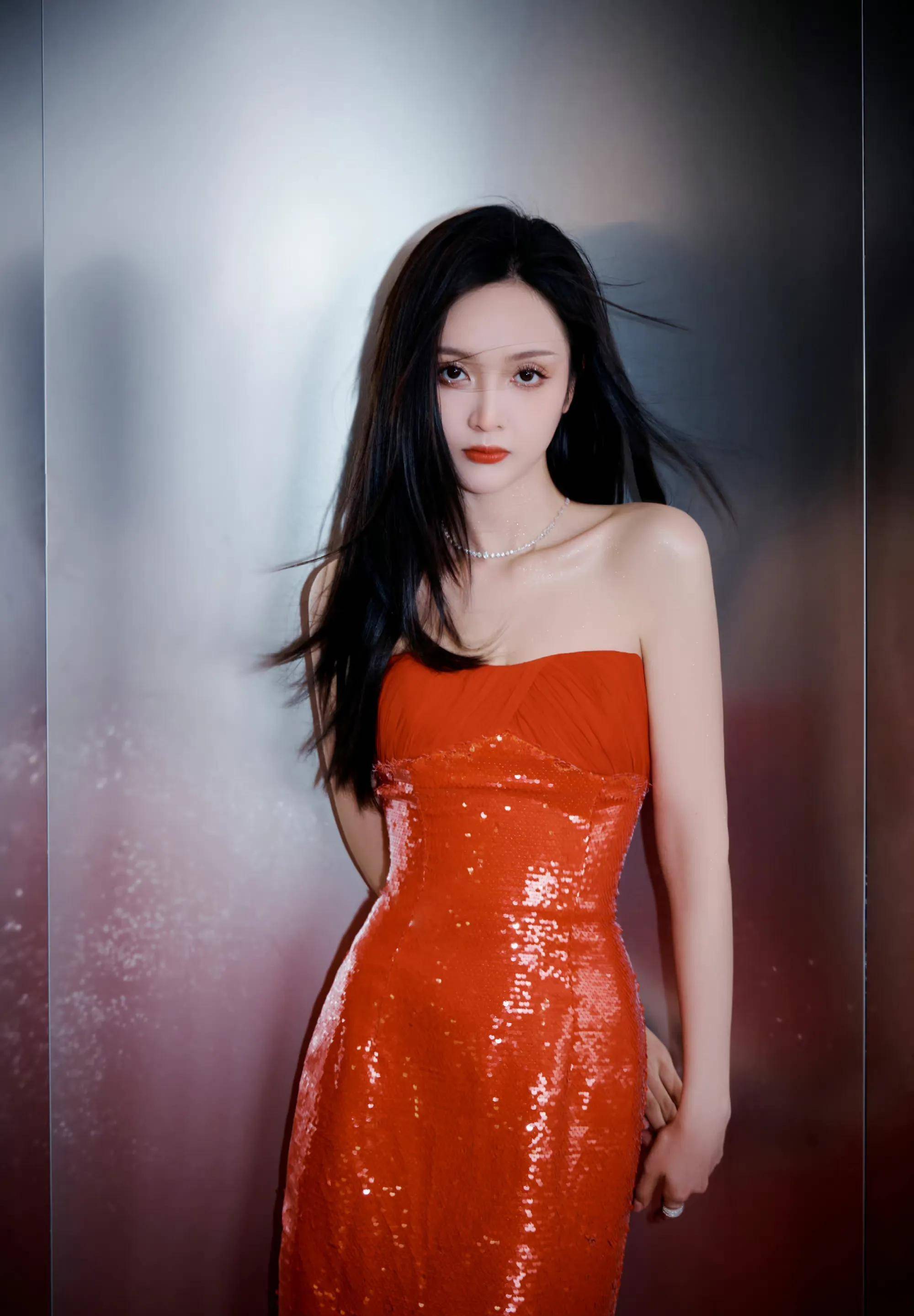 吴宣仪穿金色渐变钻石裙闪亮迷人 身姿曼妙 又甜又辣_身材_星星_明星