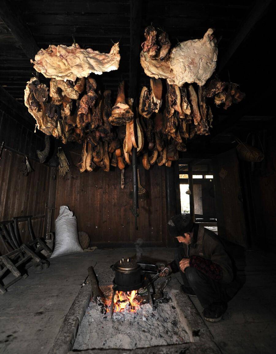 农村_雨衣_人们